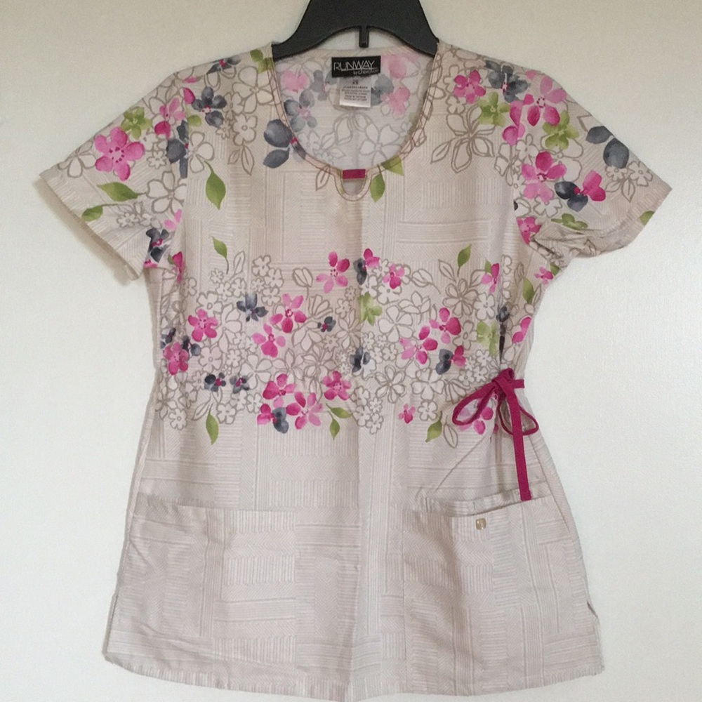 Runway Cherokee scrub flower top